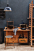 Vintage-Industrie-Design mit Holzmöbeln und Metallakzenten