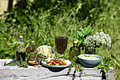 Three dishes with wild herbs and home remedies for the metabolism