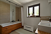 Bathroom with wood-panelled bathtub