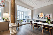 offener Wohnbereich in einer modern dekorierten und eingerichteten Jugendstilwohnung in Hamburg, Norddeutschland, Europa
