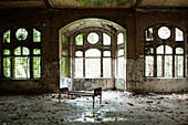 Alter Krankenhaus Saal mit altem Bettgestell in den verlassenen Beelitzer Heilstätten, Beelitz, Deutschland