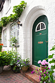 Hauseingang mit Blumenkübel an historischem Haus