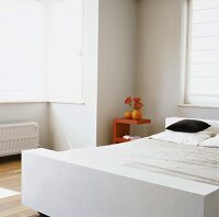 Bett mit weißem Vorhang und … – Bild kaufen – 12550777 ❘ living4media
