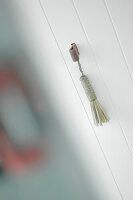 Klassische Quasten an gerafftem Vorhang – Bild kaufen – 12323277 ❘  living4media