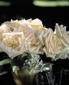 Lachsfarbene Rosen & weiße Blüten in einer Vase