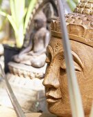 Buddhastatuen im Garten