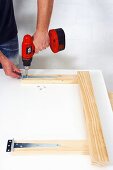 Klappbaren Holztisch selber bauen (Scharnierbänder befestigen)