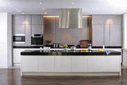 Moderne Designer-Küche mit Edelstahlschränken und Kochinsel