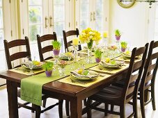 Gedeckter Tisch zu Ostern
