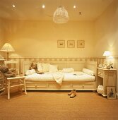 Weisses Kinderzimmer im englischen Landhausstil mit Sisalboden und halbhoher Steifentapete