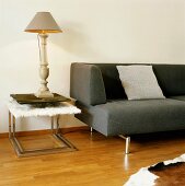 Designer Sofa und modernes Beistelltisch-Set mit traditioneller Tischlampe
