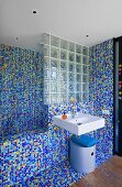 Badezimmer mit Mosaik (Villa Nalu, Südfrankreich)