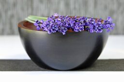 Lavendelzweige mit Blüten auf Schale