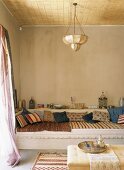 Ein orientalisch eingerichtetes Wohnzimmer mit Polster- und Zierkissen