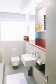 Modernes Bad mit WC unter dem Fenster und Waschbecken unter verschiebbaren Spiegel