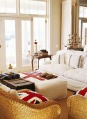 Maritim eingerichtetes Wohnzimmer mit britischem Flaggendekor