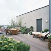 Gedeckter Tisch, Pflanzen und Liege auf einer Terrasse