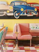Diner mit Pastellfarbenen Sitzen und mit großem Autobild im Stil der 50iger Jahre