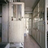 Glaseinbau mit Sprossenfenstern in einem Loft