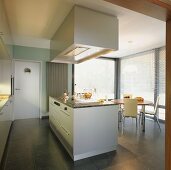 Eine moderne Designerküche mit Kücheninsel und Panoramafenstern