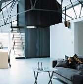 Moderne Innenarchitektur in Schwarz und Weiß mit Loftcharakter