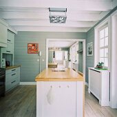 Holztheke in einer Küche mit skandinavischem Flair