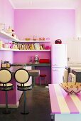 Eine echte Mädchenküche mit rosa Wänden und bunten Küchenutensilien