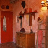 Eine antike Holzkommode in einem roten Zimmer