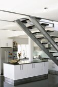 Eine Metalltreppe trennt den modernen Küchenbereich vom Wohnraum