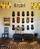 Afrikanische Kunstobjekte und Antikmöbel im Wohnzimmer