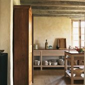 Einfache Holztheken und ein alter Küchenschrank in der Küche eines Bauernhauses