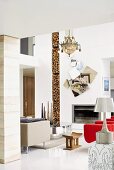 Stildurchmixte Wohnzimmereinrichtung im Designerhaus mit ausgefallener, raumhoher Feuerholzaufbewahrung