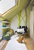 Kleines Dachgeschosszimmer mit grüner Wand und Dielenboden