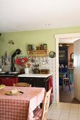 Reizende kleine Vintageküche mit vielen antiken Utensilien in einem Bauernhaus