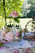 Romantisch gedeckter Tisch im Schlossgarten (La Verrerie, Frankreich)