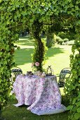 Romantisch gedeckter Tisch im Schlosspark (La Verrerie, Frankreich)
