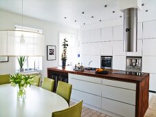 Offene moderne Küche mit Kücheninsel & Esstisch