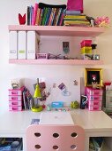 Schreibtisch & Wandregal in einem Mädchenzimmer