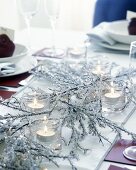 Gedeckter Tisch mit Weihnachtsdeko