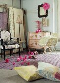 Feminines Schlafzimmer mit rosa Kommode, Stühlen & pinker Blumendeko
