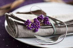 Gedeck mit Stoffserviette und Callicarpa