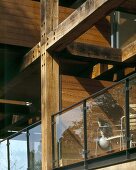 Ausschnitt eines modernen Holzhauses mit Glasbrüstung am Balkon