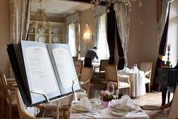 Speisekarte im Restaurant des Luxushotels Château Mcely (Tschechien)