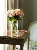 Blühender Rosenstrauss auf einem Marmortisch