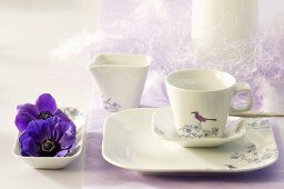 Festlich dekoriertes Frühstücksgedeck mit violetten Blüten