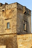 Romanische Burg mit verwitterter Steinfassade und Fenster