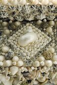Muster aus unterschiedlich grossen Muscheln