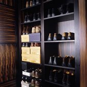 Schuhe im Garderobenschrank mit tropischem Holz