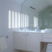 Weisses Bad im Dachraum - Waschtisch mit Schrankeinbau und vollflächigem Wandspiegel