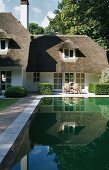Pool vor Villa im flämischen Stil mit Terrasse